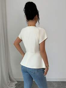 SHEIN Elenzya 优雅浪漫的V领衬衫，适合度假和通勤穿着。女士裹身式上衣，前系带上衣，优雅高贵的象牙色上衣，白色上衣，女士上衣和衬衫，职业衬衫，工作服，女士最新款上衣，新款优雅女士上衣，女士衬衫 - 杏色 - 查看 2