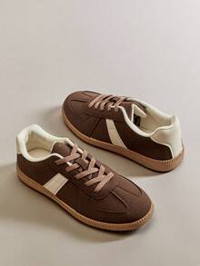 Hauture Zapatillas de entrenamiento retro con cordones y puntera redonda, suela de goma, blanco y marrón, un artículo esencial clásico y versátil - Réplica popular para mujeres del modelo alemán - Marrón - Ver 4