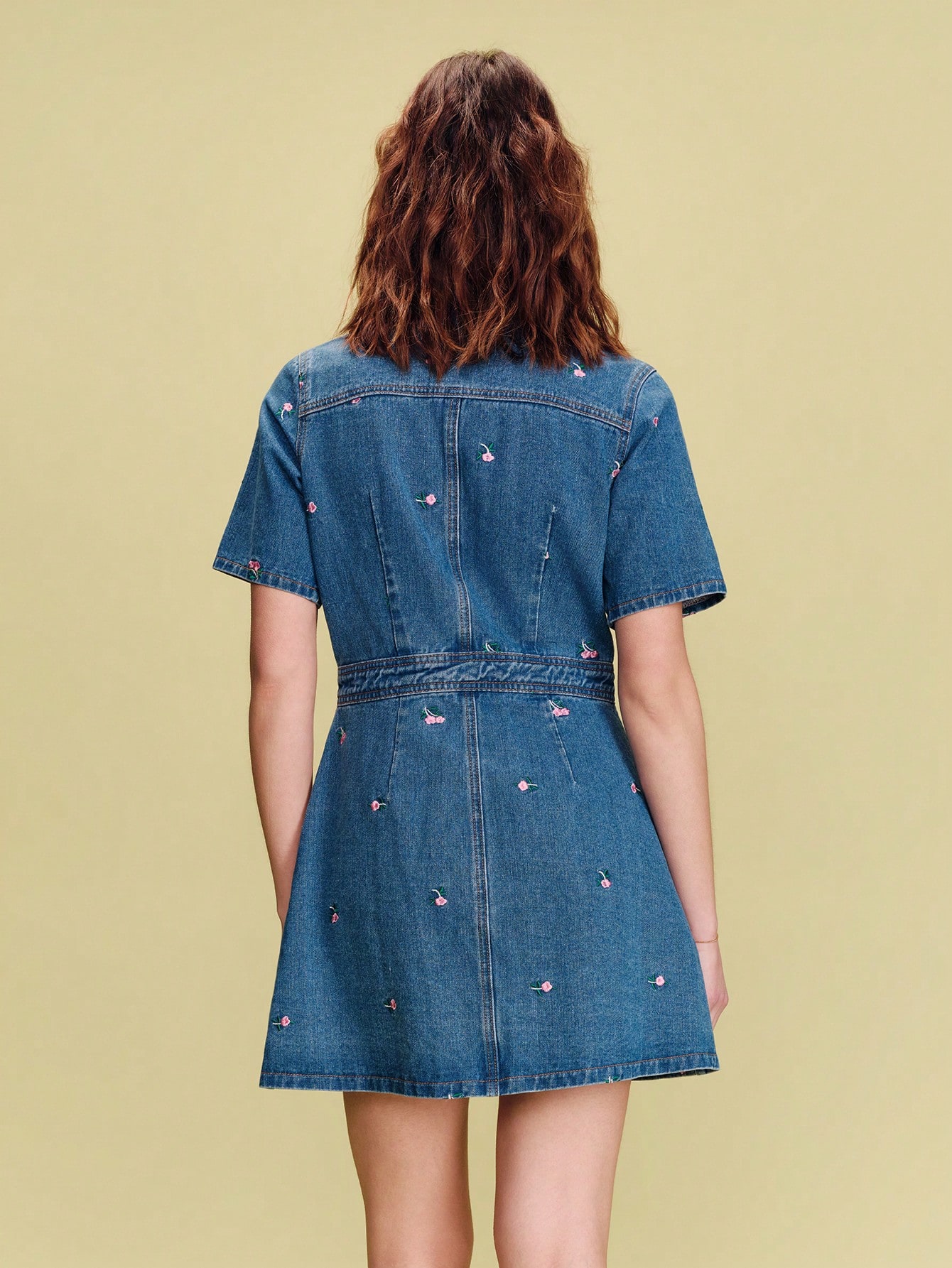 Ciemnoniebieska jeansowa mini sukienka, dopasowana, z różowym haftem kwiatowym i uroczą spódnicą w kształcie litery A. Wiosna Lato. Styl francuski. Styl paryski.