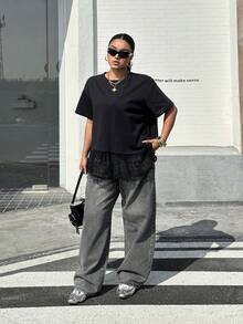 SHEIN EZwear 大码女式纯色圆领短袖撞色蕾丝不对称下摆宽松T恤 - 黑色 - 查看 3
