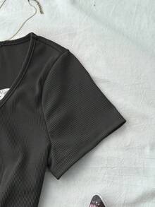 Áo thun tay ngắn ôm sát, phối ren, nơ và dệt kim gân màu xám trắng tương phản, dành cho nữ tuổi teen, thích hợp cho ngày Valentine mùa xuân/hè, phong cách thường ngày ở nhà, sạch sẽ, kiểu Mỹ BM, phong cách Y2K. - Màu xám đen - Xem 5