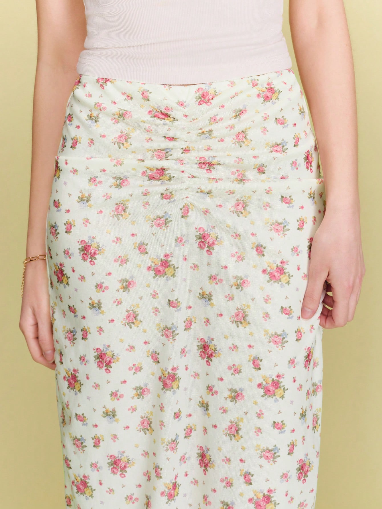 Spódnica midi z siateczki z nadrukiem w drobne kwiaty i niskim stanem oraz marszczeniami. Wiosenne wakacje, letnie wakacje, kurort, styl francuski, paryski.