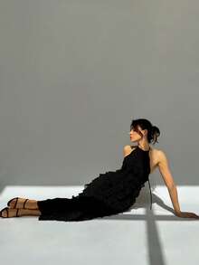 Aloruh Váy không tay hở lưng nhiều lớp nhún bèo trơn phong cách nữ thần thanh lịch mùa xuân/hè có tác dụng làm thon gọn và tăng chiều cao, váy dài bó sát màu đen trơn không tay dây mảnh thanh lịch cho nữ, trang phục dự tiệc/hộp đêm mùa xuân/hè - màu đen - Xem 3