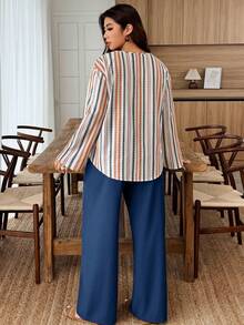 Breezaya Set de 2 piezas Traje de mujer talla grande con cuello entallado, mangas con botones y estampado floral de color contrastante - Multicolor - Ver 2