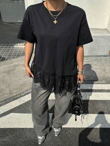SHEIN EZwear 大码女式纯色圆领短袖撞色蕾丝不对称下摆宽松T恤 - 黑色 - 查看 5