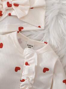 SHEIN 新生女宝宝，小号，适合春、夏、秋、冬四季穿着。浅米色条纹，甜美可爱。舒适宽松的前拉链设计。袖口和下摆饰有荷叶边。连体裤，袖子和脚踝一体式设计。配有婴儿帽。两件套。适合各种场合，如派对、婚礼、生日、中秋节等。 - 米色 - 查看 5