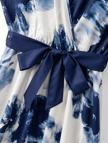 GlowEve 女士蓝色数码印花V领短袖收腰褶皱系带A字中长连衣裙，优雅显瘦，春夏款 - 藍色 - 查看 7