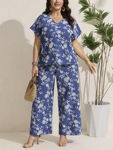 SHEIN LUNE 大尺碼花卉印花V領短袖上衣與斜口袋長褲休閒兩件套 女款夏季兩件套 2件套 - 藍色 - 查看 3