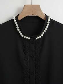 Franclia 女士白色领珍珠装饰拼接蕾丝花瓣袖休闲衬衫，适合日常穿着、通勤、外出、下午茶、约会、度假等场合。优雅女士灯笼袖衬衫，珍珠衬衫，端庄衬衫，黑色西式上衣，黑色上衣，优雅黑色女士衬衫，优雅珍珠上衣，女士工作服，职业衬衫，工作套装，女士最佳新款衬衫，法式衬衫，女士衬衫，优雅时尚新款衬衫，畅销最新款女士上衣，新品上市。 - 黑色 - 查看 7