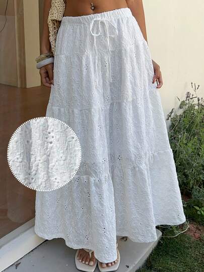 SHEIN EZwear Saia evasê feminina branca com bordado vazado e barra franzida, estilo férias românticas.