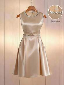 Franclia 女士优雅奢华设计水钻链条拼接圆领无袖腰部系带蝴蝶结装饰短款A字缎面连衣裙，春夏款 - 香檳色 - 查看 1