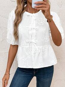 SHEIN Clasi 女士前系带荷叶袖可爱刺绣优雅衬衫，适合假日、情人节穿着，夏季提花透气乡村休闲春夏百搭休闲衬衫，宽松优雅女士蝴蝶结泡泡袖衬衫 - 可爱百搭刺绣白色衬衫 - 白色 - 查看 8