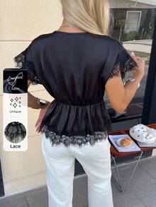 Siren Gaze 女士优雅黑色缎面吊带背心，蕾丝边V领设计，独特风格。时尚女士缎面吊带背心，黑色蕾丝边，深V领蕾丝边上衣，黑色夏季上衣，蕾丝上衣，优雅上衣，女士上衣，优雅黑色上衣，女士衬衫，时尚上衣，女士上衣和衬衫，女士夏季服装，女士最新款上衣，新品上市。 - 黑色 - 查看 3