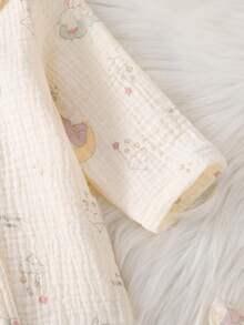 Bộ áo liền quần dài tay, mũ và găng tay họa tiết gấu bằng vải muslin cotton màu mơ cho trẻ sơ sinh, thích hợp mặc ở nhà. - Màu be - Xem 4