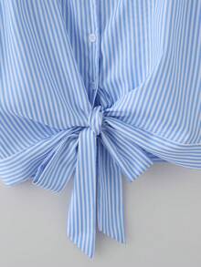 Resyla 女士蓝色条纹刺绣前系蝴蝶结设计休闲宽松短袖衬衫，适合日常通勤、下午茶、约会、度假等场合。这款系带前襟女式衬衫是夏季工作上衣的理想之选，短袖设计，款式可爱，适合夏季穿着。蓝色条纹系带衬衫，款式多样，包括短袖和系带款式。 - 彩色 - 查看 7