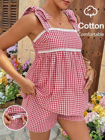 SHEIN Conjunto informal de 2 piezas de camisa de tirantes con encaje y pantalones cortos con estampado a cuadros para maternidad