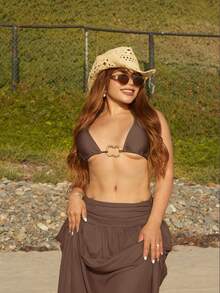 Lupita Cardoza Conjunto de bikini de 3 piezas con tela brillante de unicolor, triángulo halter, sexy y elegante para vacaciones, con anillo metálico irregular y falda larga de malla para la playa, traje de baño para mujer - Marrón - Ver 6