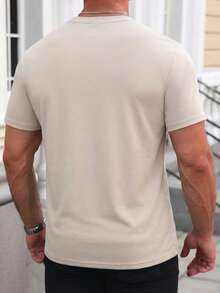 Manfinity Homme 男士舒适圆领短袖T恤，畅销款，正面字母压纹下摆，饰有小巧的品牌标志，适合男士休闲、商务、日常约会、居家休闲、时尚派对、聚餐等场合，自用或送礼皆宜。春秋季流行短袖T恤。 - 卡其色 - 查看 2
