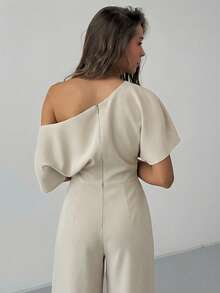 Aloruh 杏色百搭简约不对称肩部蝙蝠袖荷叶边腰部连体裤，夏季服装 - 杏色 - 查看 2