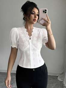 Selianne Blusa elegante de mujer para primavera y verano con mangas cortas, cuello en V, frente abierto con botones, calada y de tejido de encaje - Blanco - Ver 7