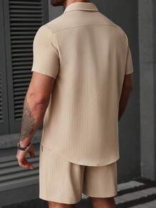 Manfinity CasualCool 男士纯色纽扣短袖衬衫和斜插口袋短裤休闲套装 - 卡其色 - 查看 2