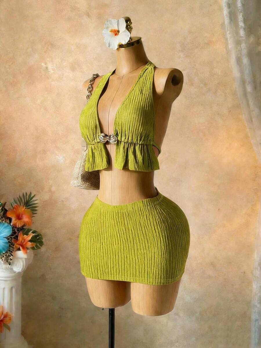 Solea Vida Conjunto de 2 piezas para mujer: Top de cuello halter en tela texturizada verde, uso casual/de viaje/vacaciones, hebilla metálica, bajo con volantes; Minifalda ajustado, primavera/verano - Verde - Ver 1