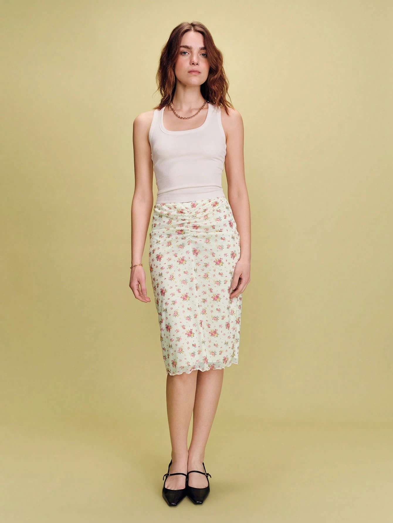 Spódnica midi z siateczki z nadrukiem w drobne kwiaty i niskim stanem oraz marszczeniami. Wiosenne wakacje, letnie wakacje, kurort, styl francuski, paryski.