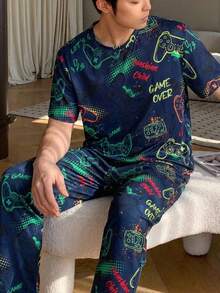 一套男童青少年睡衣，藏蓝色短袖彩色游戏手柄印花上衣搭配同款睡裤，时尚电竞风格，面料柔软透气，适合青少年游戏玩家穿着。 - 藏蓝色 - 查看 4