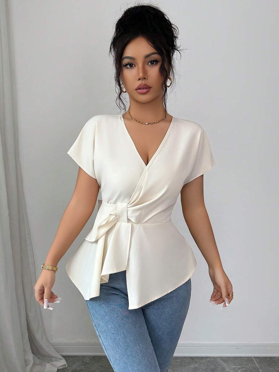 SHEIN Elenzya 优雅浪漫的V领衬衫,适合度假和通勤穿着。女士裹身式上衣,前系带上衣,优雅高贵的象牙色上衣,白色上衣,女士上衣和衬衫,职业衬衫,工作服,女士最新款上衣,新款优雅女士上衣,女士衬衫 - 杏色 - 查看 1
