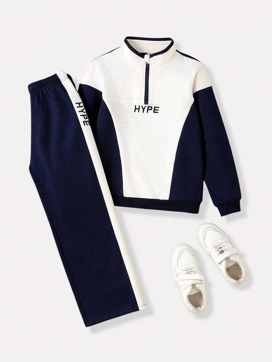 SHEIN Explorewe 青少年男童卫衣套装。这款男童卫衣和裤子两件套兼具舒适性和个性化。卫衣外套采用优质几何纹理绒毛面料制成，柔软舒适，适合秋冬季穿着。独特的撞色设计增添时尚趣味，让每个小男孩都能自信地展现自己的风格。配套的裤子同样注重舒适性和实用性，宽松的版型让孩子们活动自如，无论是户外探险、运动玩耍还是日常休闲穿着。 - 彩色 - 查看 1