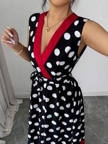 SHEIN Franclia Neues elegantes Mode Schwarzes Polka Punkt Muster Rotes Kreuz V-Ausschnitt Ärmellos Taille Binden A-Linie Kleid, schlank sitzend für Frauen, geeignet für Urlaub, Frühling/Sommer - Schwarz - Übersicht 3