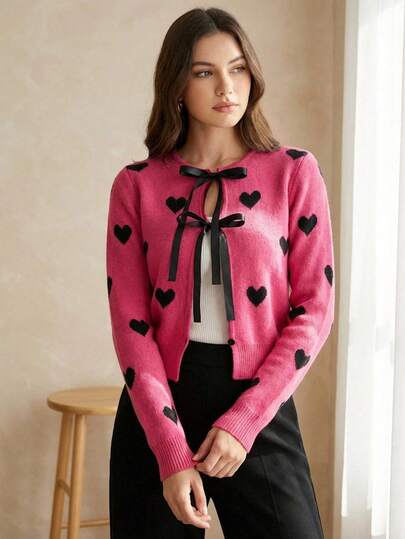 Mangas largas, corte clásico, lazos decorativos. Este suéter es ideal para eventos casuales, reuniones familiares, salidas con amigos o celebraciones especiales en las que se busca reflejar un estilo femenino y alegre.