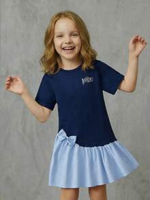SHEIN Casuvi Kids 时尚休闲童装春夏女童单件蓝色舒适圆领字母印花短袖条纹编织连衣裙，可爱休闲学院风蝴蝶结装饰，适合外出、度假和日常穿着。 - 彩色 - 查看 3