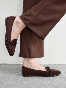 CUCCOO BIZCHIC Ballerine da donna con punta quadrata, design con cinturini incrociati lucidi, suola morbida e confortevole,  con stile retrò, adatte per l'uso quotidiano e per l'ufficio - Nuovo caffè marrone - Visualizzare 4