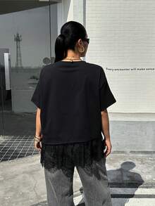 SHEIN EZwear 大码女式纯色圆领短袖撞色蕾丝不对称下摆宽松T恤 - 黑色 - 查看 2