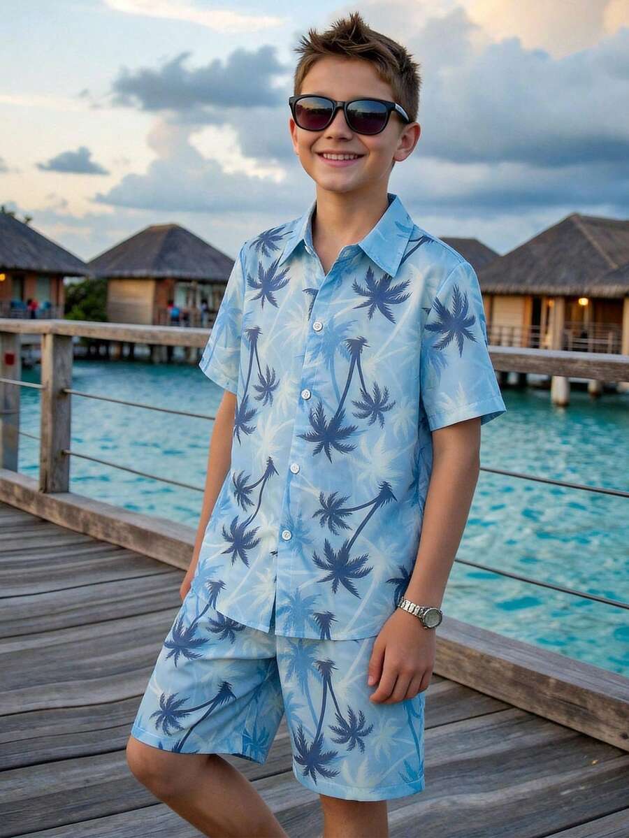 SHEIN 两件套男童休闲校服/度假印花衬衫短裤套装,适合通勤、上学、日常休闲、运动、春夏穿着。 - 彩色 - 查看 1