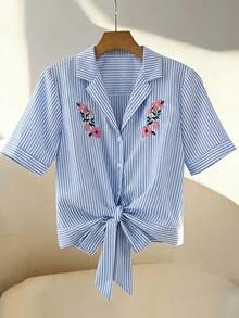 Resyla 女士蓝色条纹刺绣前系蝴蝶结设计休闲宽松短袖衬衫，适合日常通勤、下午茶、约会、度假等场合。这款系带前襟女式衬衫是夏季工作上衣的理想之选，短袖设计，款式可爱，适合夏季穿着。蓝色条纹系带衬衫，款式多样，包括短袖和系带款式。 - 彩色 - 查看 3