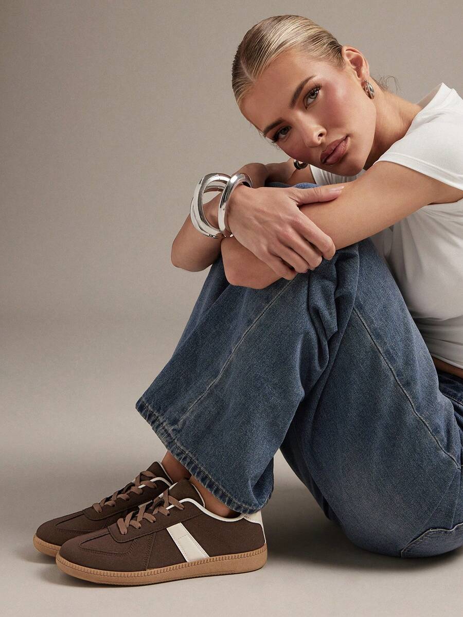 Hauture Zapatillas de entrenamiento retro con cordones y puntera redonda, suela de goma, blanco y marrón, un artículo esencial clásico y versátil - Réplica popular para mujeres del modelo alemán - Marrón - Ver 1