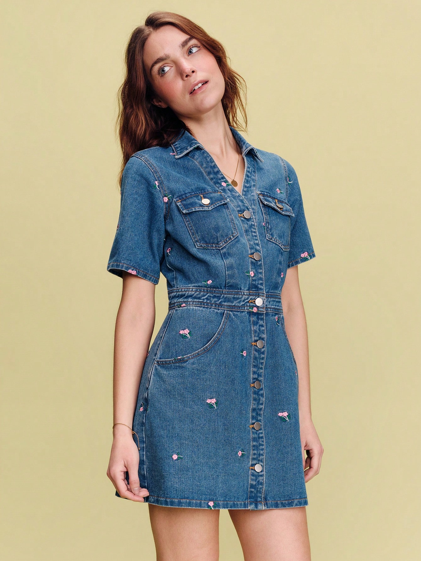 Ciemnoniebieska jeansowa mini sukienka, dopasowana, z różowym haftem kwiatowym i uroczą spódnicą w kształcie litery A. Wiosna Lato. Styl francuski. Styl paryski.