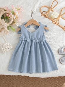 SHEIN Vintaside Kids 乡村风女婴无袖连衣裙，水洗浅蓝色连衣裙+可拆卸蝴蝶结装饰，为宝宝增添俏皮可爱，适合日常外出、休闲聚会、派对等场合，为春秋两季增添一抹俏皮可爱。 - 淺色水洗藍 - 查看 3