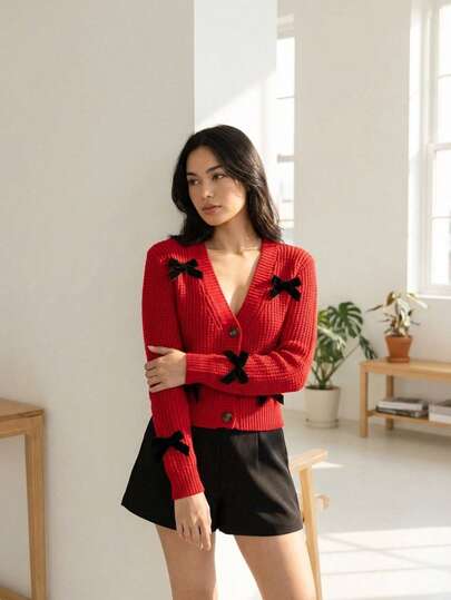 Tejido grueso, botones frontales grandes, lazos aplicados. Esta prenda es perfecta para encuentros casuales, tardes frescas, reuniones entre amigos y ocasiones en las que deseas destacar con un toque femenino y original.