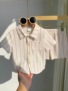 SHEIN Bộ 2 món áo sơ mi ngắn tay kẻ sọc và quần short cạp chun kẻ sọc cho bé trai, thích hợp mặc trong nhà, ngoài trời, hàng ngày, chơi thể thao, vui chơi, dự tiệc, chụp ảnh, đi nghỉ mát, lễ hội, mùa xuân và mùa hè. - Màu Khaki - Xem 2