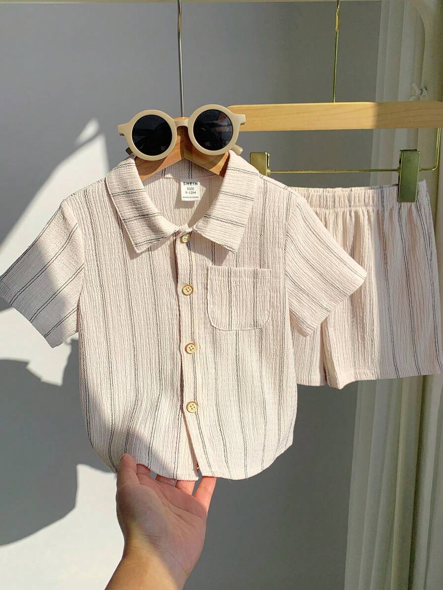 SHEIN Bộ 2 món áo sơ mi ngắn tay kẻ sọc và quần short cạp chun kẻ sọc cho bé trai, thích hợp mặc trong nhà, ngoài trời, hàng ngày, chơi thể thao, vui chơi, dự tiệc, chụp ảnh, đi nghỉ mát, lễ hội, mùa xuân và mùa hè.