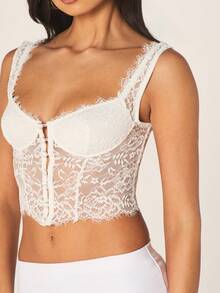 MISSGUIDED Top corto de encaje blanco para mujer con escote de corazón y cierre frontal de gancho, estilo bralette sin mangas para citas, fiestas de noche y moda de verano - Blanco - Ver 4