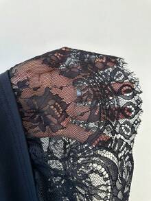 SHEIN EZwear 大码女式纯色圆领短袖撞色蕾丝不对称下摆宽松T恤 - 黑色 - 查看 6