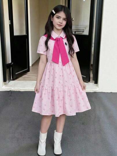 SHEIN This Dress Is Designed For Tween Girls. It Features Short Sleeves, Buttons, And A Front Opening, With Vertical Stripes. The Front Of The Dress Is Embroidered With A Small Horse Pattern, And The Addition Of A Shawl Enhances Its Aesthetic Appeal. This Dress Is Perfect For Girls To Wear In The Summer – It's Both Casual And Suitable For School Wear.