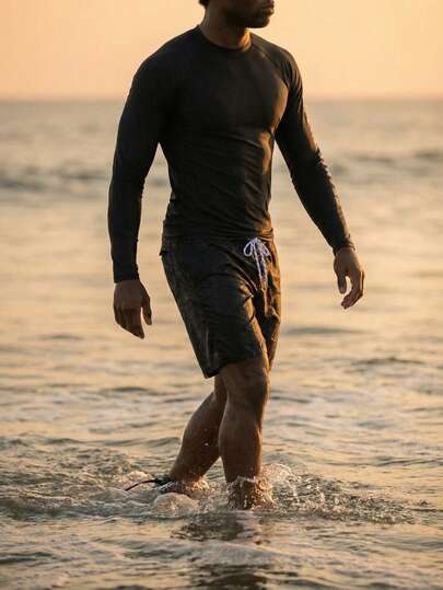 Manfinity KASUA Men's Ombre Letter Print Raglan Long Sleeve Rash Guard Men's Rash Guard Cruise Clothes For Men Men Swim Shirt Long Sleeve Swim Shirt Men's Long Sleeve T-Shirt