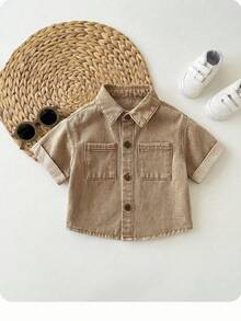 SHEIN LMoss Kids 男婴新款时尚休闲基础款卡其色牛仔布短袖衬衫，前扣口袋设计，适合春夏穿着，可日常穿着，也适合街头、海滩、度假等场合。这款衬衫图案时尚，适合2岁宝宝，是夏季休闲的理想之选。 - 卡其色 - 查看 2