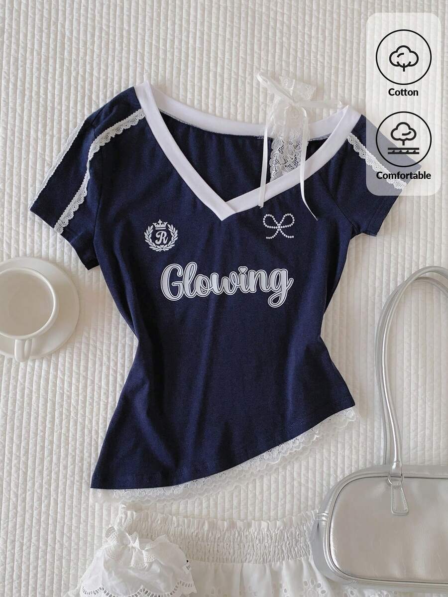 Comfortcana Áo thun cotton họa tiết ren phối họa tiết, phong cách đồng quê ngọt ngào, màu xanh navy, in chữ, cổ chữ V bất đối xứng, tay ngắn, sọc bên hông, hàng mới về 2026, thời trang xuân hè cho nữ, đi biển, đi nghỉ mát, áo nữ casual cho nữ, phong cách Y2K 2000s. - Màu xanh hải quân - Xem 1