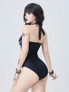 ROMWE Goth 2026 哥特朋克性感神秘连体泳衣，采用前卫设计，字母印花，金属铆钉装饰，蝴蝶结颈带，黑色、白色可选，修身剪裁，适合春夏、新年、情人节、返校季、旅行、海滩、休闲、派对、户外活动等场合。 - 黑與白 - 查看 7